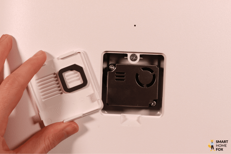 Der Sensor des Xiaomi Mi Air Purifier Pro H Luftreinigers und die Lufteinlassklappe wird in der Hand gehalten